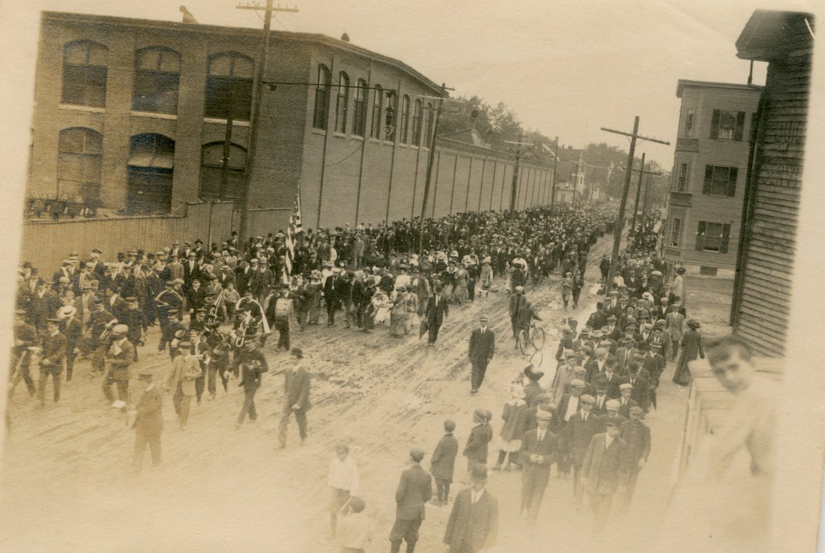 Happy #MemorialDay! 

#OnThisDay in 1912, a parade marched through Lawrence, Massachusetts on what was then known as Decoration Day, two months after the Lawrence textile strike ended. #LaborHistory