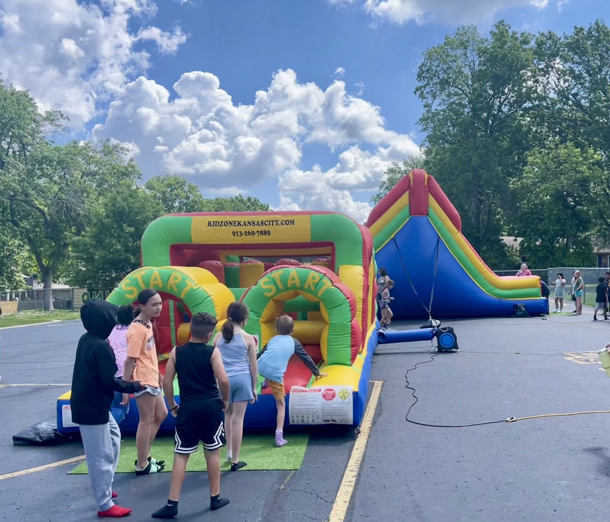KidZoneKansas's tweet photo. 💥 Carnival Chaos 💥
KidZone partnered with FIVE schools this Friday to entertain their school events! 

Big thank you to Ridgeview Elementary, Hawthorn Hill Elementary, East Antioch Elementary, Sunrise Point Elementary, and Broughman Elementary! https://t.co/3WmCrCAOKH