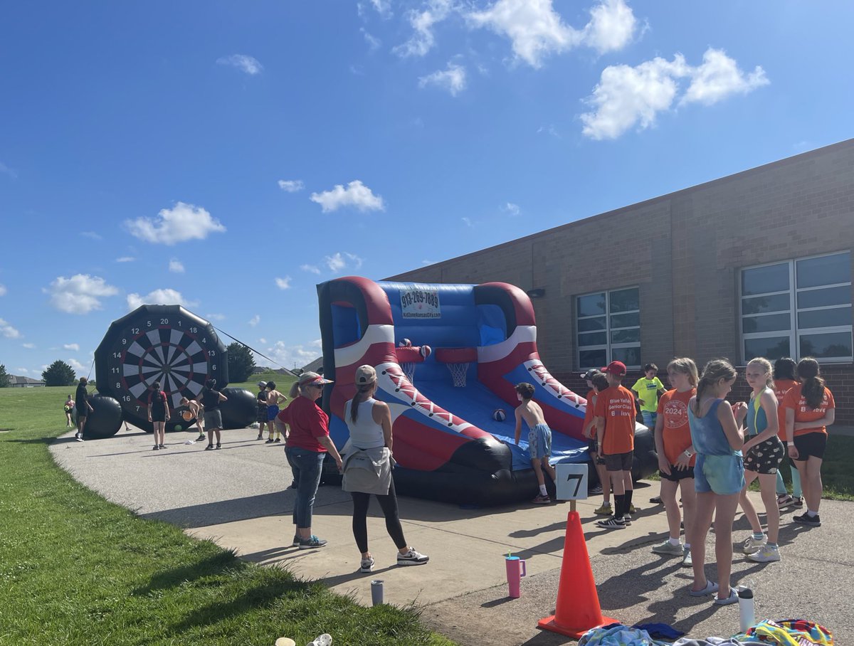 KidZoneKansas's tweet photo. 💥 Carnival Chaos 💥
KidZone partnered with FIVE schools this Friday to entertain their school events! 

Big thank you to Ridgeview Elementary, Hawthorn Hill Elementary, East Antioch Elementary, Sunrise Point Elementary, and Broughman Elementary! https://t.co/3WmCrCAOKH