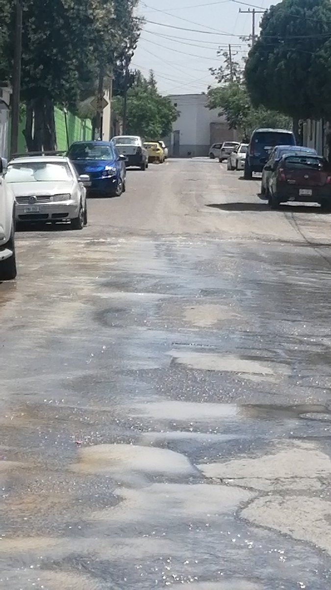 Yarabit's tweet photo. @CICsal fuga de agua potable en Fracc Europa https://t.co/llJBWAXLMp