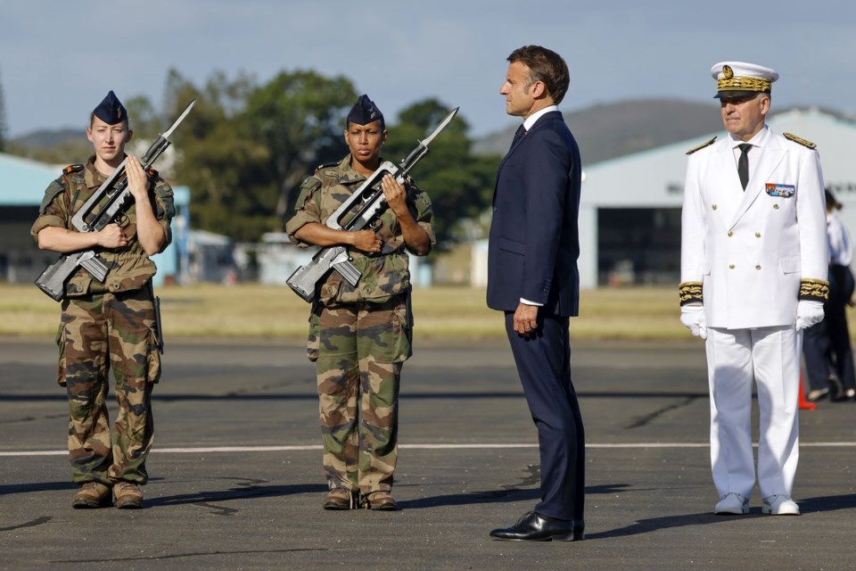 After just 18 hours on the ground in #NewCaledonia, French President Emmanuel #Macron has captured the headlines, but failed in his mission. He flew out in the early morning (Noumea time), after meeting separately with independence leaders and three conservative parties. THREAD