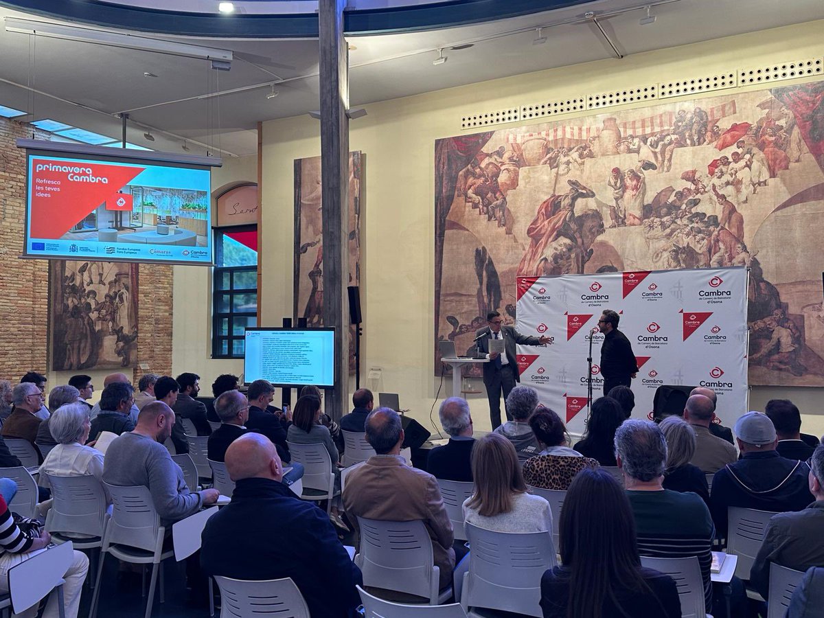 Avui hem presentat el #HUBCambraDigitalVic a gairebé un centenar d’emprenedors/es d’Osona. 💬 L’empresari @jcollrodriguez ens ha compartit les seves experiències en un vespre inspirador i carregat de sorpreses. @CambraOsona