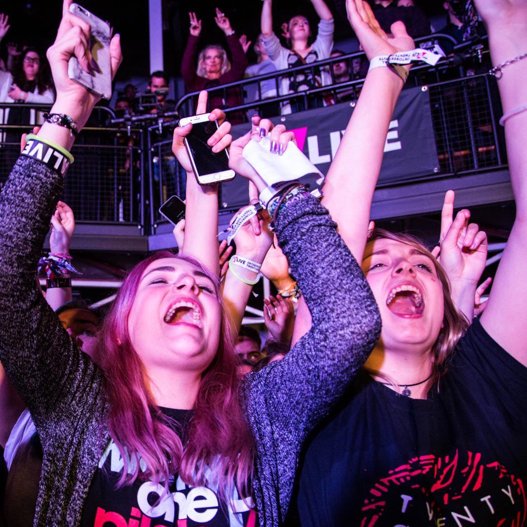 gvnnforhands's tweet photo. could post 82839384 photos under this hashtag. so thankful for all the special moments and friends I got to know through this band 💜#thrøwbackthursday https://t.co/BTzqSNTyyv