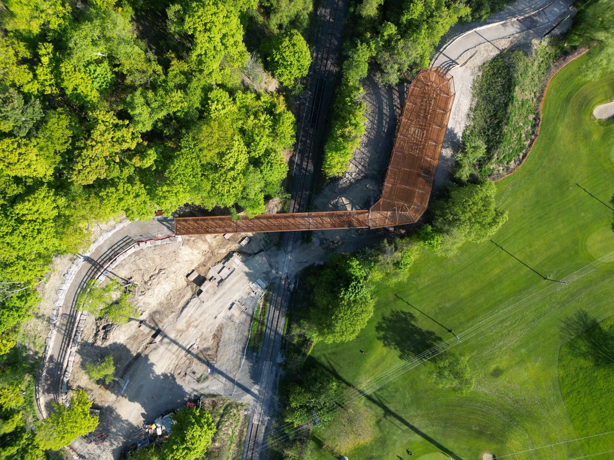 Phase One of the East Don Trail implementation is ongoing between the Forks of the Don and Bermondsey Rd, with the recent installation of a corten steel pedestrian-cycle bridge over the Metrolinx rail corridor near the Bermondsey Transfer Station. (1/3) 📸: Lucky One Projects