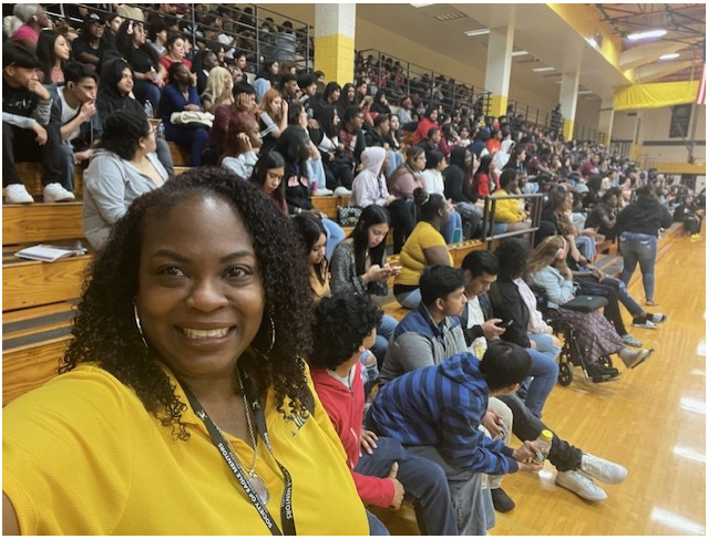 AliefCounseling's tweet photo. Our College &amp; Career Readiness Facilitator representing @  Alief's Decision Day 2024! #PostSecondaryOptions #AliefCounselorsHaveYouCovered💚 https://t.co/5uue2SV7jE