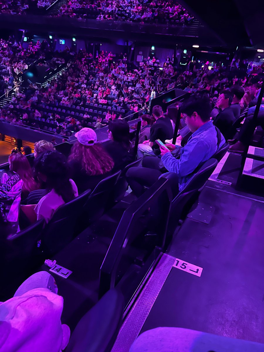 DOLHOL's tweet photo. @vvsxss @Matteo_City @nmcaviar @NICKIMINAJ @PF2Tour I am sat in section 106 and there’s loads hun 🙏 https://t.co/DerfBlnekx