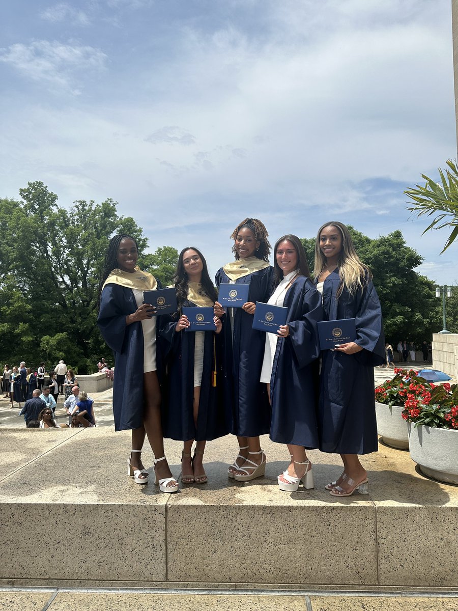 GC_PomandDance's tweet photo. ✨Class of 2024✨ Congratulations to our 5 beautiful seniors! Best of luck in your futures and no matter where life takes you, we hope you dance. 🤍 We love you! https://t.co/coFhkuehP8