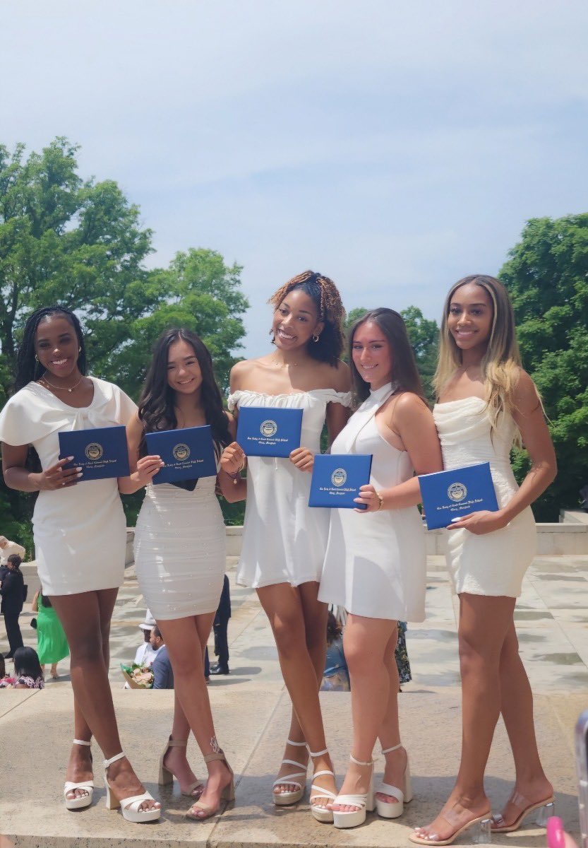 GC_PomandDance's tweet photo. ✨Class of 2024✨ Congratulations to our 5 beautiful seniors! Best of luck in your futures and no matter where life takes you, we hope you dance. 🤍 We love you! https://t.co/coFhkuehP8