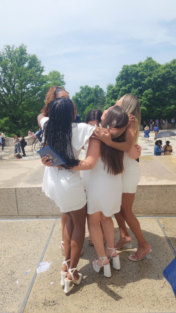 GC_PomandDance's tweet photo. ✨Class of 2024✨ Congratulations to our 5 beautiful seniors! Best of luck in your futures and no matter where life takes you, we hope you dance. 🤍 We love you! https://t.co/coFhkuehP8