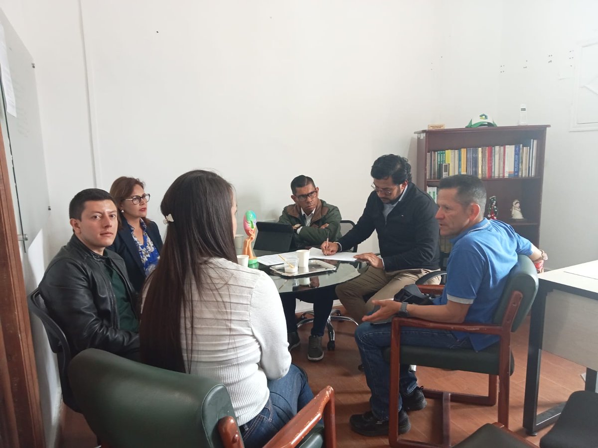 SeCompetiCundi's tweet photo. #CundinamarcaCompetitiva I Nos reunimos con la @AlcaldiaDeUbate para hablar acerca de las estrategias de #Fortalecimiento 💪🏻a Mipymes en el municipio. https://t.co/ctwYA8OiVR