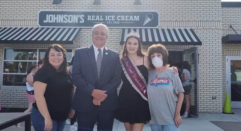 On Wednesday, I attended the grand opening and ribbon cutting for another new business in historic downtown Canal Winchester, Johnson’s Real Ice Cream. Groups of folks stopped by to get free samples of Johnson’s delicious ice cream. A great addition to CW!