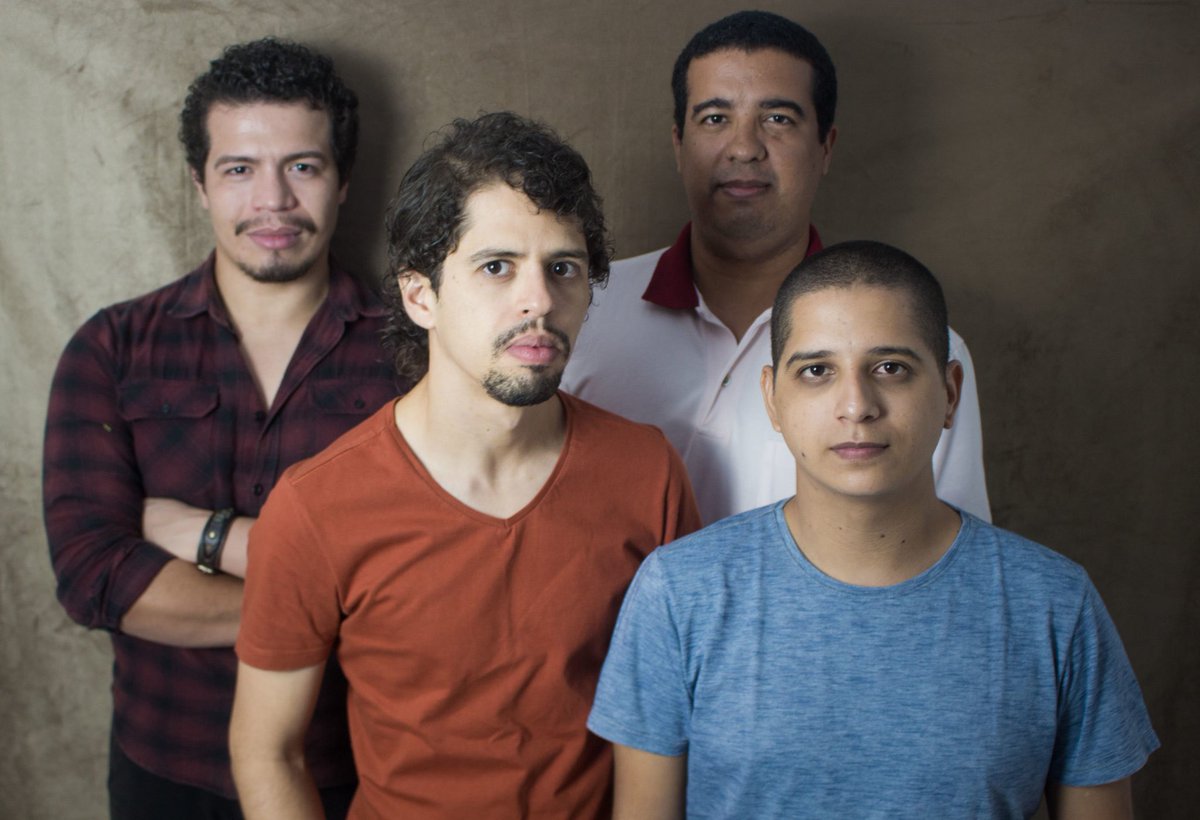 manguetownrev's tweet photo. ☀️Vem cá, tu já ouviu falar da banda @GrdAngular? O grupo nasceu aqui no Recife e leva explosões de ritmos e sons com o rock alternativo pernambucano.
🧶Se liga no fio para conhecer mais um pouco sobre essa galera.
#Manguebeat #Manguetown #GrandeAngular https://t.co/WDqdWbYNR5