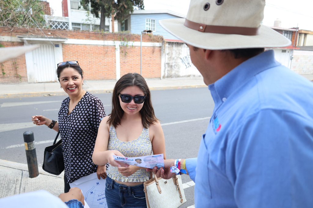 manoloherrerar's tweet photo. Seguimos caminando y recorriendo el #Dtto16, una vez más estamos en la Col. Azcarate, donde las vecinas y vecinos nos saludan a todo dar. 😃
Estoy convencido que este 2 de junio la gente nos dará el voto de confianza, vamos a seguir dándole con todo.
#El16EsNuestro 🫶🏻 https://t.co/esZIyt7Bn3