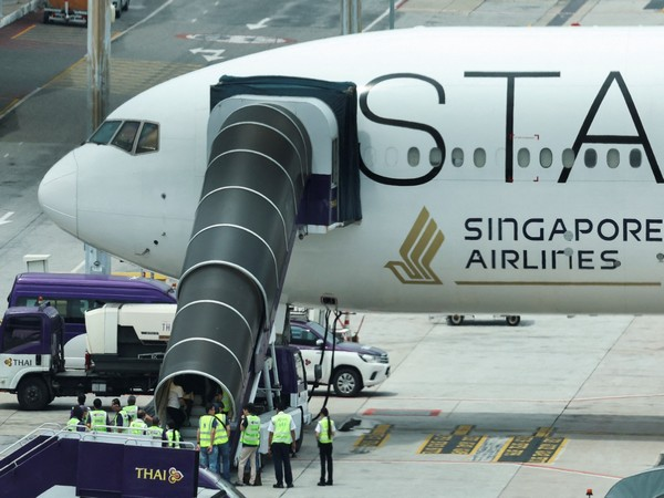 Over 20 passengers injured in turbulence on Singapore Airlines flight being treated for spinal injuries, hospital says Read @ANI Story | aninews.in/news/world/asi… #SingaporeAirlines #turbulence