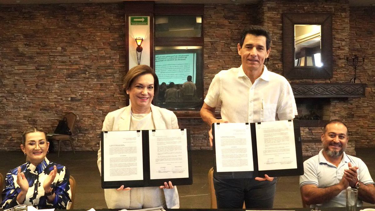 Agradezco a <a href="/CanadeviSonora1/">Canadevi Sonora</a> por la invitación a la firma y entrega de “Propuestas para la mejora del entorno normativo y promoción del Desarrollo de Vivienda en Hermosillo”, quedamos en trabajar de la mano para fortalecer el IMPLAN y brindar mejores oportunidades de vivienda a