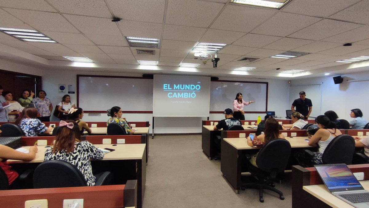 CCBucaramanga's tweet photo. #AEstaHora nuestros empresarios #RutaF, aprenden a dominar el comercio electrónico con nuestro curso especializado📩💻. En 20 horas de formación conocerán cómo crear una página web, pautar en redes sociales y desarrollar estratégicas digitales.🔝 https://t.co/SROopnzc74