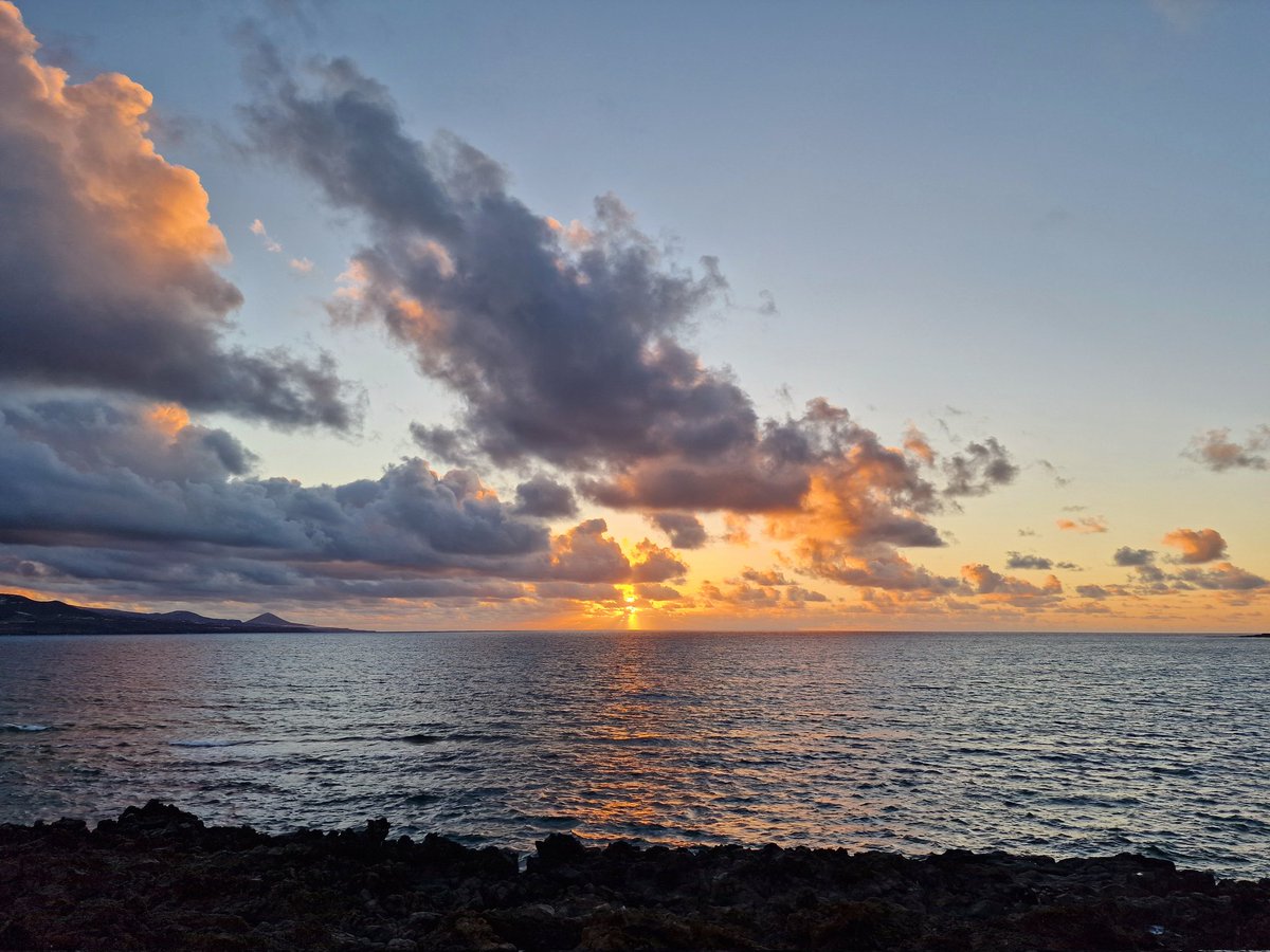 Buenas noches #Canarias 🌅 @LasCanteras #laspalmasdegrancanaria 📸 23/5/24 ⏰ 20:40h 🌡️ 21°C @VickyPalmaMeteo @CedresEdgar @EmiliaGlez1 @xailafalcon @antcardenes @tenerife_meteo @Adricor_fer @TiempoRTVC @EmocionesCan @meteogc @meteoGCcom @AGMCan @PontealDiaRTVC @unahoramenostv