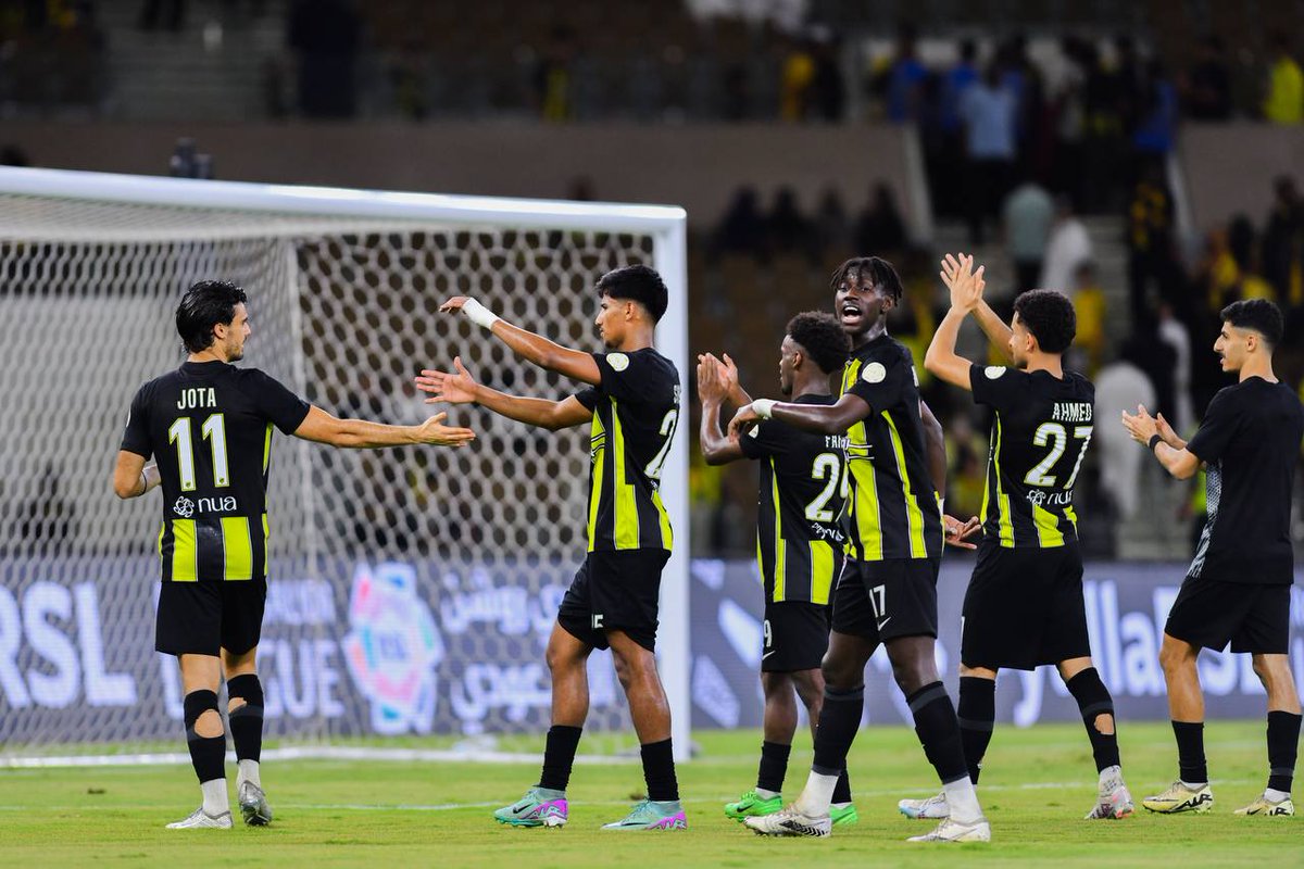 SPL's tweet photo. فرحة النمور 🐅🟡
@ittihad 

#الاتحاد_ضمك | #yallaRSL https://t.co/TcInOfaorA
