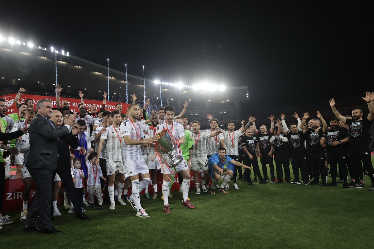 Ziraat Türkiye Kupası’nı müzesine götüren @Besiktas’ı tebrik ediyorum.🏆👏🏻
