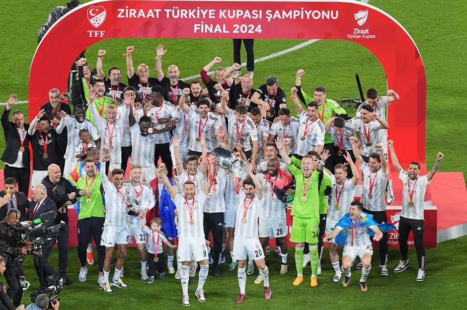 Beşiktaş, Ziraat Türkiye Kupası'nı kaldırdı.