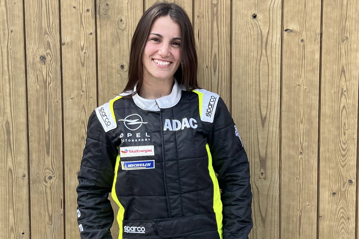 🙋‍♀️ Patricia Sáiz regresa como copiloto de Sito Español, con el que consiguió el año pasado el triunfo de la #BkJuniorRTS en el <a href="/rallyelanucia/">Rallye La Nucía</a>. 

🤝 Vuelven a correr juntos a partir del ELE Rallye 🇳🇱 de este fin de semana, puntuable para la ADAC Opel Electric Rally Cup.