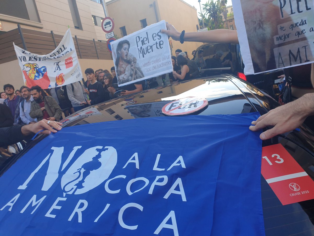 graciaonvas's tweet photo. Avui en el marc de la Copa Amèrica de vela, han tancat el Parc Güell per una desfilada de luxe, han militaritzat el barri de La Salut, ens han pegat per manifestar-nos i han detingut a un company....

No torneu mai, ni Copa Amèrica ni desfilades de luxe

#NoCopaAmerica https://t.co/v72gx7B2wT
