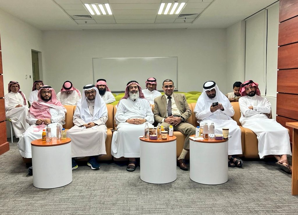 abuarrad's tweet photo. زاد من سعادتي مساء الخميس ١٥ -١١-١٤٤٥ حضوري لمناقشة رسالة الدكتوراة المرفق إعلانها في قسم القيادة والسياسات التربوية بكلية التربية بدعوةٍ كريمةٍ وشخصيةٍ من سعادة المشرف على الرسالة الزميل أ.د. أحمد الغفيري، والتي شارك في مناقشتها زميلين كريمين أسهما بجميل المناقشة في إثراء محتواها العلمي والمعرفي.
 وهنا أتقدّم بالتهنئة للطالبة ولذويها وللأخ المشرف وللقسم والكلية، سائلاً الله تعالى للجميع مزيد التوفيق والسدّاد.