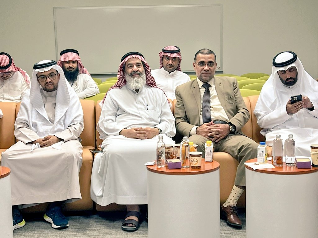 abuarrad's tweet photo. زاد من سعادتي مساء الخميس ١٥ -١١-١٤٤٥ حضوري لمناقشة رسالة الدكتوراة المرفق إعلانها في قسم القيادة والسياسات التربوية بكلية التربية بدعوةٍ كريمةٍ وشخصيةٍ من سعادة المشرف على الرسالة الزميل أ.د. أحمد الغفيري، والتي شارك في مناقشتها زميلين كريمين أسهما بجميل المناقشة في إثراء محتواها العلمي والمعرفي.
 وهنا أتقدّم بالتهنئة للطالبة ولذويها وللأخ المشرف وللقسم والكلية، سائلاً الله تعالى للجميع مزيد التوفيق والسدّاد.
