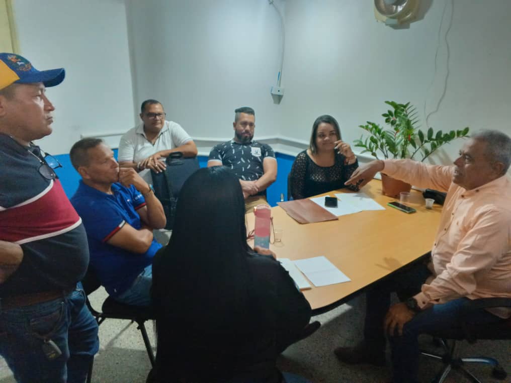 CojedesUNT1's tweet photo. #23May|| Equipo de dirigentes regionales, reunidos con el pdte. Legislador @VillanuevaUNT, planificando y organizando actividades de los próximos días a realizarse en varios municipios del estado #Cojedes; #Tinaquillo, #LimaBlanco, #Tinaco y el #Pao.
#UNTContigo
#SomosUNT https://t.co/zzQnIkmP1r
