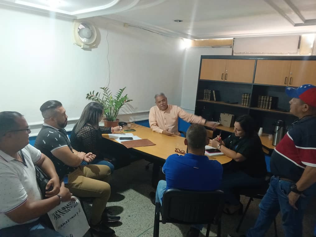 CojedesUNT1's tweet photo. #23May|| Equipo de dirigentes regionales, reunidos con el pdte. Legislador @VillanuevaUNT, planificando y organizando actividades de los próximos días a realizarse en varios municipios del estado #Cojedes; #Tinaquillo, #LimaBlanco, #Tinaco y el #Pao.
#UNTContigo
#SomosUNT https://t.co/zzQnIkmP1r