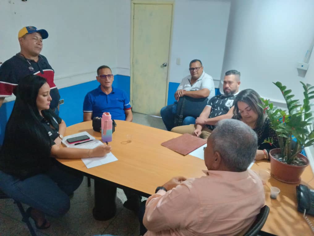 CojedesUNT1's tweet photo. #23May|| Equipo de dirigentes regionales, reunidos con el pdte. Legislador @VillanuevaUNT, planificando y organizando actividades de los próximos días a realizarse en varios municipios del estado #Cojedes; #Tinaquillo, #LimaBlanco, #Tinaco y el #Pao.
#UNTContigo
#SomosUNT https://t.co/zzQnIkmP1r