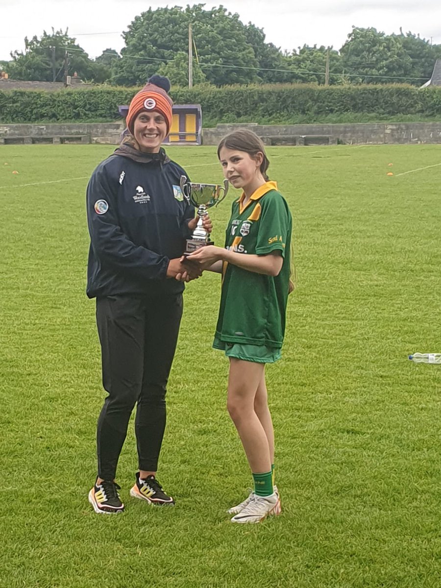 Huge congrats to @ahane_s on winning the @StMarys_Newport, Primary schools camogie blitz today👏💪 10 of the 11 girls play with our U12 and U14 club teams 💚💛 Captain Lucy accepts the cup from @LimCamogie star Muireann Creamer!