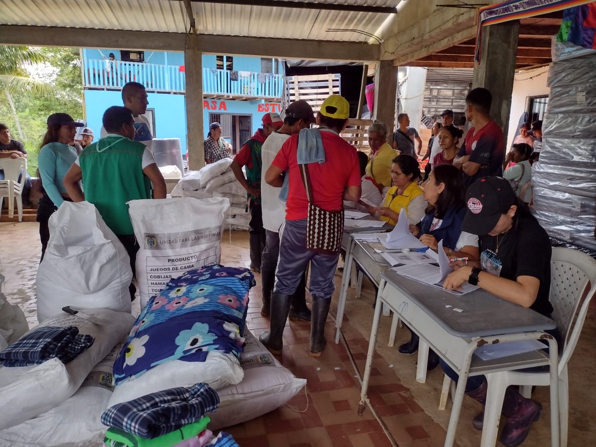 DefensoriaCol's tweet photo. En esta jornada la #UARIV hizo entrega de las ayudas humanitarias y la verificación de #DDHH de la comunidad y el cumplimiento de la ruta de atención institucional.
Este Riesgo viene siendo advertido por la @DefensoriaCol a través de la A.T. No. 013 de 2021. https://t.co/YcvbitkhTv