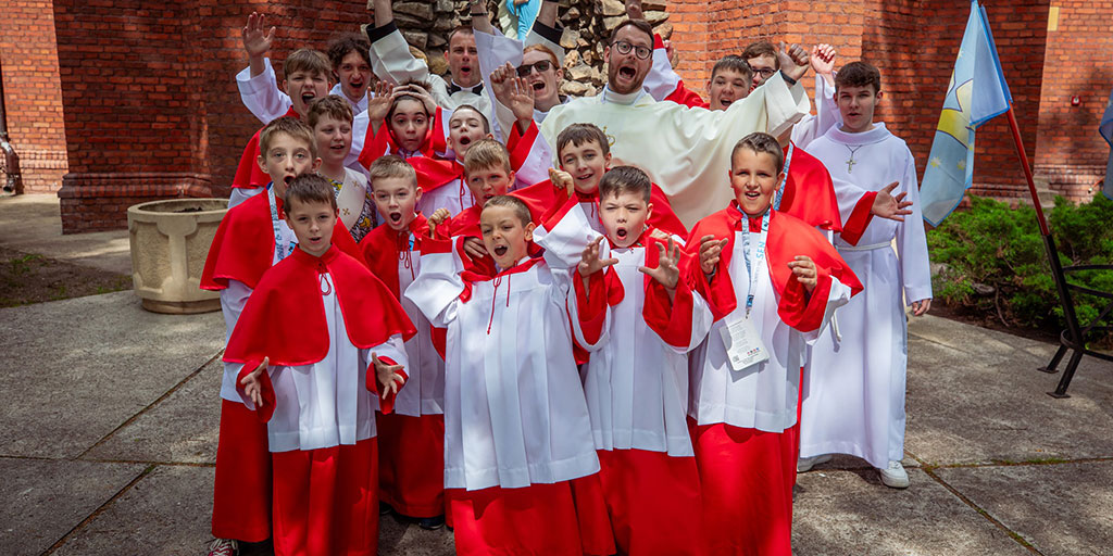 SalMissions's tweet photo. For the past 43 years, the Provincial #AltarServers #Pilgrimage has been held in TwardogΓ³ra, Poland during the month of May. This year, over 200 youth participated in the 4-day event aimed at strengthening their spirituality and forming lasting friendships. πππ
#faith https://t.co/7f1wNSNGoX
