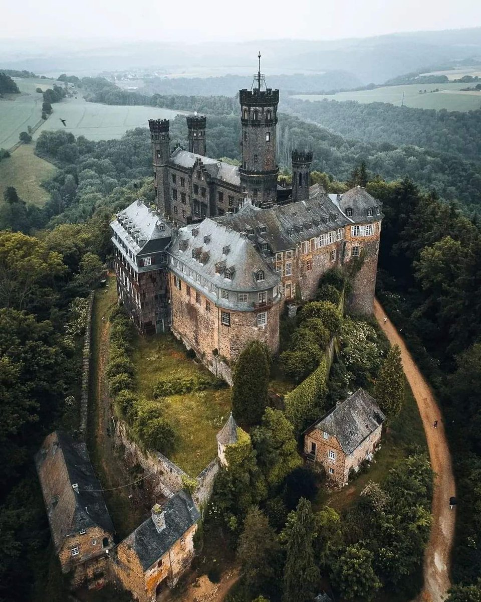Schloss Schaumburg, Germany :

Schaumburg Castle (Schloss Schaumburg) is a schloss in Rhineland-Palatinate, Germany, south of Balduinstein near Limburg an der Lahn.

It was owned by the former ruling family of Waldeck and Pyrmont, and it served as the retirement residence of SS