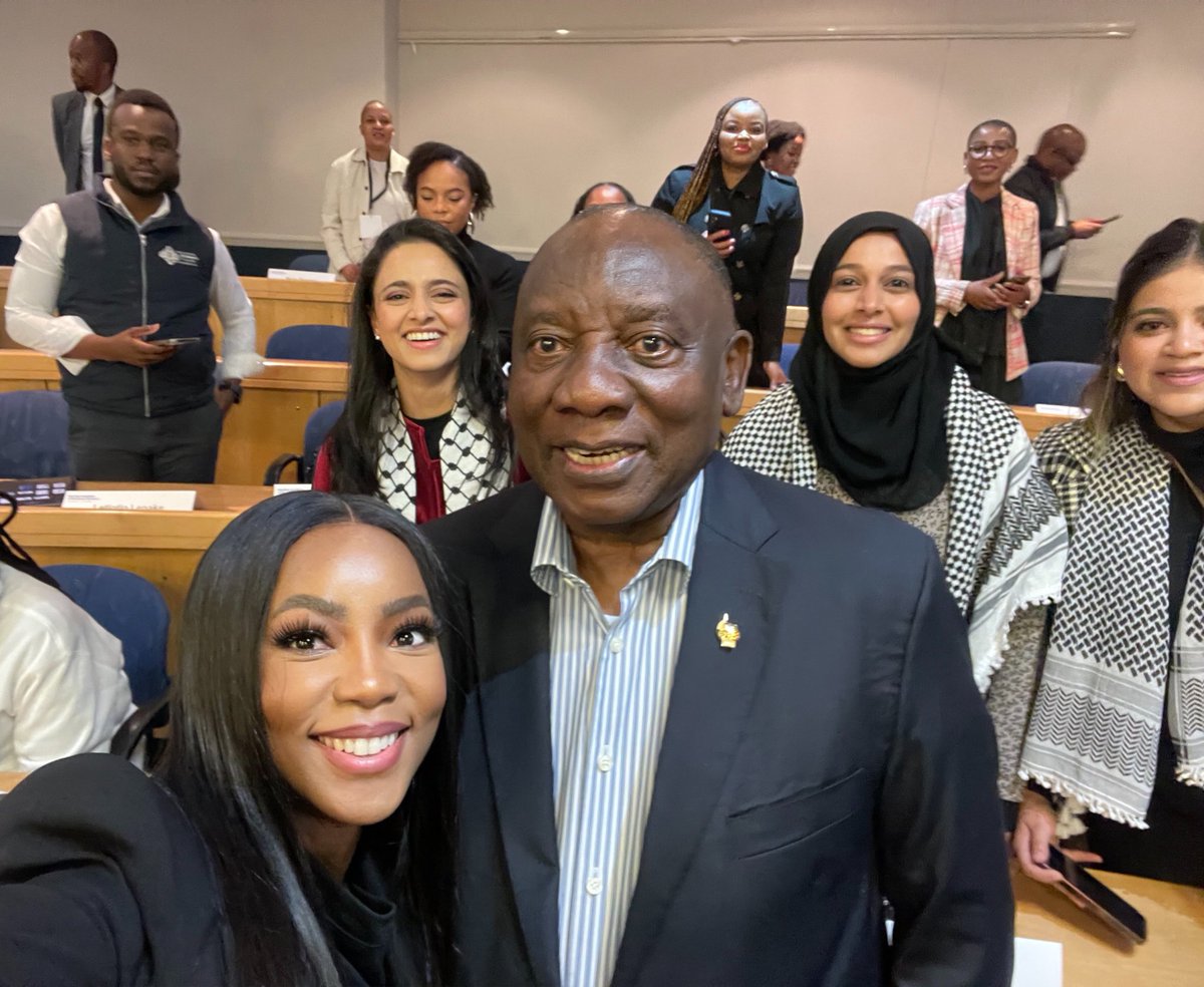 AthiGeleba's tweet image. So President, you hold the phone high like this… 🤳🏾 #QuickTutorial
📍 GIBS, Johannesburg
#LetsDoMoreTogether
#ANCTownhall
#VoteANC 🖤💚💛