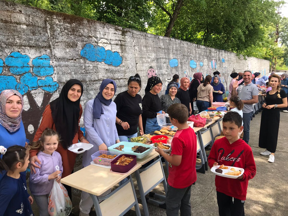 Nebiogluilkokul's tweet photo. Çaycuma Kent Ormanında planladığımız geleneksel üçüncü bahar şenlikleri kapsamında gezi - piknik hava muhalefeti nedeniyle okulumuzun bahçesinde yapıldı. @hknkadi @caycumailcemem @ismailbas67 @ZonguldakMEM https://t.co/9Cvvh2r0Eg https://t.co/HWQiqxNWMh