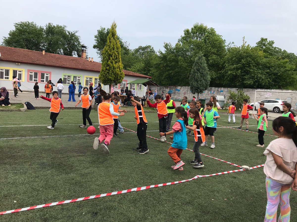 Çaycuma Kent Ormanında planladığımız geleneksel üçüncü bahar şenlikleri kapsamında gezi - piknik hava muhalefeti nedeniyle okulumuzun bahçesinde yapıldı. <a href="/hknkadi/">Hakan Kadı</a> <a href="/caycumailcemem/">Çaycuma İlçe Milli Eğitim Müdürlüğü</a> <a href="/ismailbas67/">İsmail BAŞ</a> <a href="/ZonguldakMEM/">Zonguldak İl Millî Eğitim Müdürlüğü</a> nebiogluilkokulu.meb.k12.tr/icerikler/ucun…