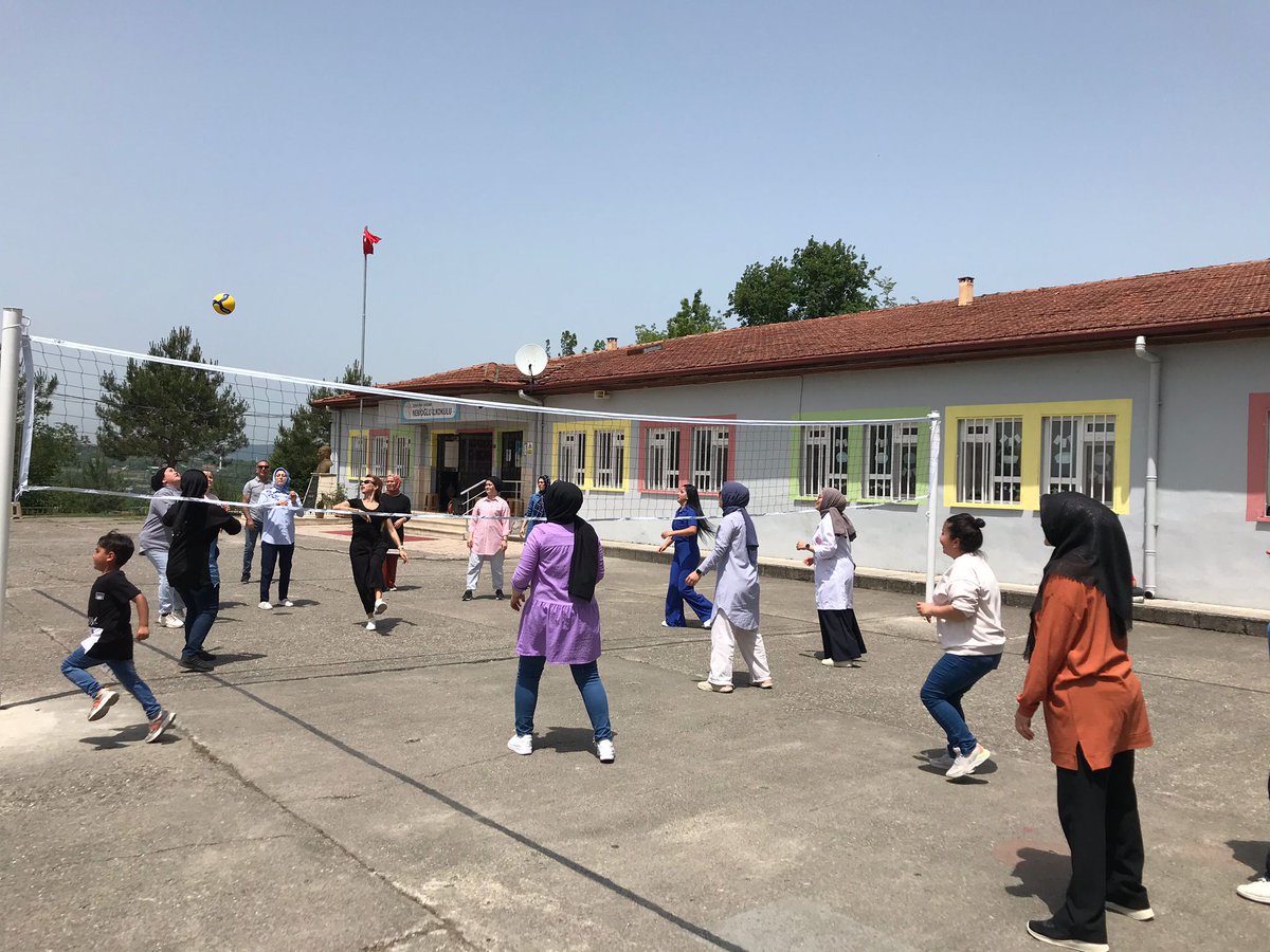 Nebiogluilkokul's tweet photo. Çaycuma Kent Ormanında planladığımız geleneksel üçüncü bahar şenlikleri kapsamında gezi - piknik hava muhalefeti nedeniyle okulumuzun bahçesinde yapıldı. @hknkadi @caycumailcemem @ismailbas67 @ZonguldakMEM https://t.co/9Cvvh2r0Eg https://t.co/HWQiqxNWMh