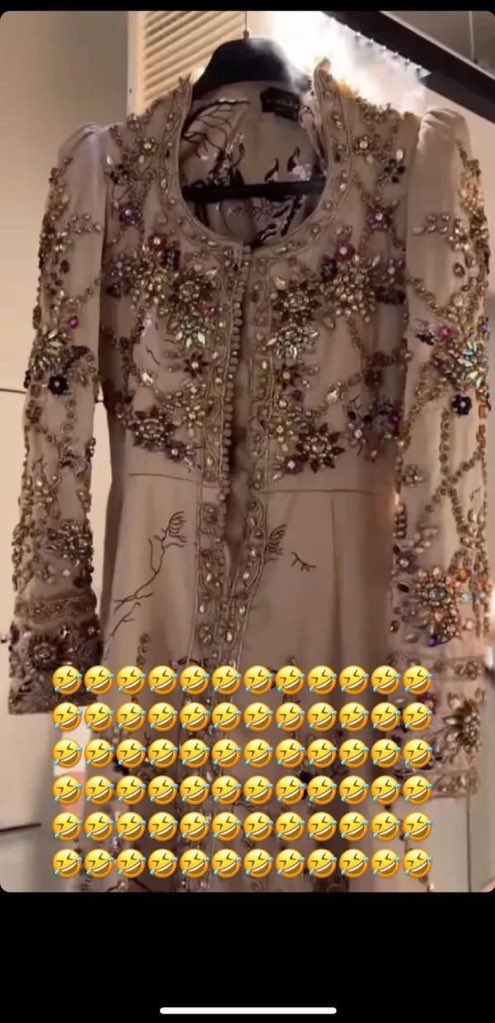 SalouiChaima's tweet photo. @RIHANNA78661386 كارتة كي تقلد قفطان ماشي ديالك 😂😂😂 https://t.co/QemSCG4fu4