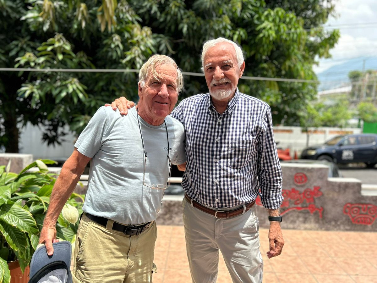 tejiendomemoria's tweet photo. Un sorpresiva visita: 
El periodista Raymond Bonner visita al Museo. 
Un reencuentro, muchos años después de haberle acompañado a  El Mozote donde encontramos vestigios  de  la reciente masacre ejecutada porr el batallón Atlacatl  en diciembre de 1981.
 Raymond  Banner, en ese entonces periodista del New York Times, junto a  la periodista Alma Guillermoprieto del Washington Post, informaron al mundo sobre esos hechos el 27 de enero de 1982.
Contar la verdad, le costo a Raymond múltiples presiones, que desencadenaron su salida del periódico.
En 1985  recibió el Premio RFK, por su libro “Debilidad y engaño: la política estadounidense en El Salvador.”  (Weakness and Deceit: U.S. Policy in El Salvador.)
