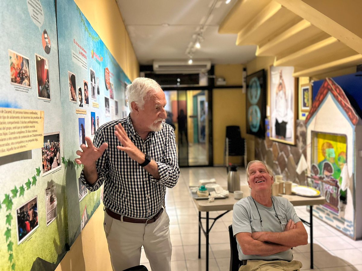 tejiendomemoria's tweet photo. Un sorpresiva visita: 
El periodista Raymond Bonner visita al Museo. 
Un reencuentro, muchos años después de haberle acompañado a  El Mozote donde encontramos vestigios  de  la reciente masacre ejecutada porr el batallón Atlacatl  en diciembre de 1981.
 Raymond  Banner, en ese entonces periodista del New York Times, junto a  la periodista Alma Guillermoprieto del Washington Post, informaron al mundo sobre esos hechos el 27 de enero de 1982.
Contar la verdad, le costo a Raymond múltiples presiones, que desencadenaron su salida del periódico.
En 1985  recibió el Premio RFK, por su libro “Debilidad y engaño: la política estadounidense en El Salvador.”  (Weakness and Deceit: U.S. Policy in El Salvador.)