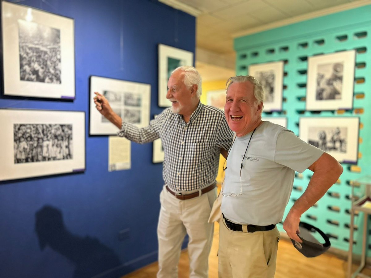 tejiendomemoria's tweet photo. Un sorpresiva visita: 
El periodista Raymond Bonner visita al Museo. 
Un reencuentro, muchos años después de haberle acompañado a  El Mozote donde encontramos vestigios  de  la reciente masacre ejecutada porr el batallón Atlacatl  en diciembre de 1981.
 Raymond  Banner, en ese entonces periodista del New York Times, junto a  la periodista Alma Guillermoprieto del Washington Post, informaron al mundo sobre esos hechos el 27 de enero de 1982.
Contar la verdad, le costo a Raymond múltiples presiones, que desencadenaron su salida del periódico.
En 1985  recibió el Premio RFK, por su libro “Debilidad y engaño: la política estadounidense en El Salvador.”  (Weakness and Deceit: U.S. Policy in El Salvador.)