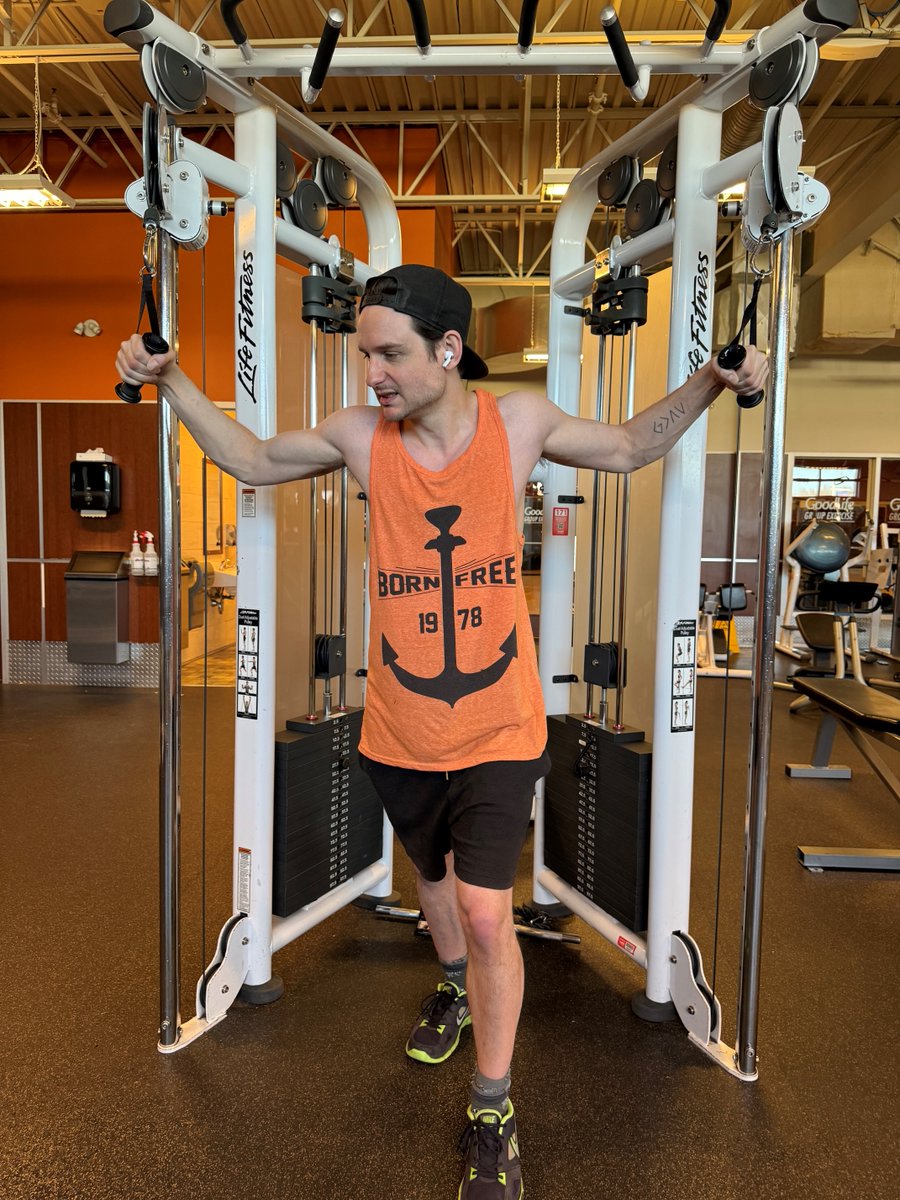 From the studio to the gym 📸 <a href="/paulwoidamusic/">Paul Woida</a> is making gains on all levels! 🎸