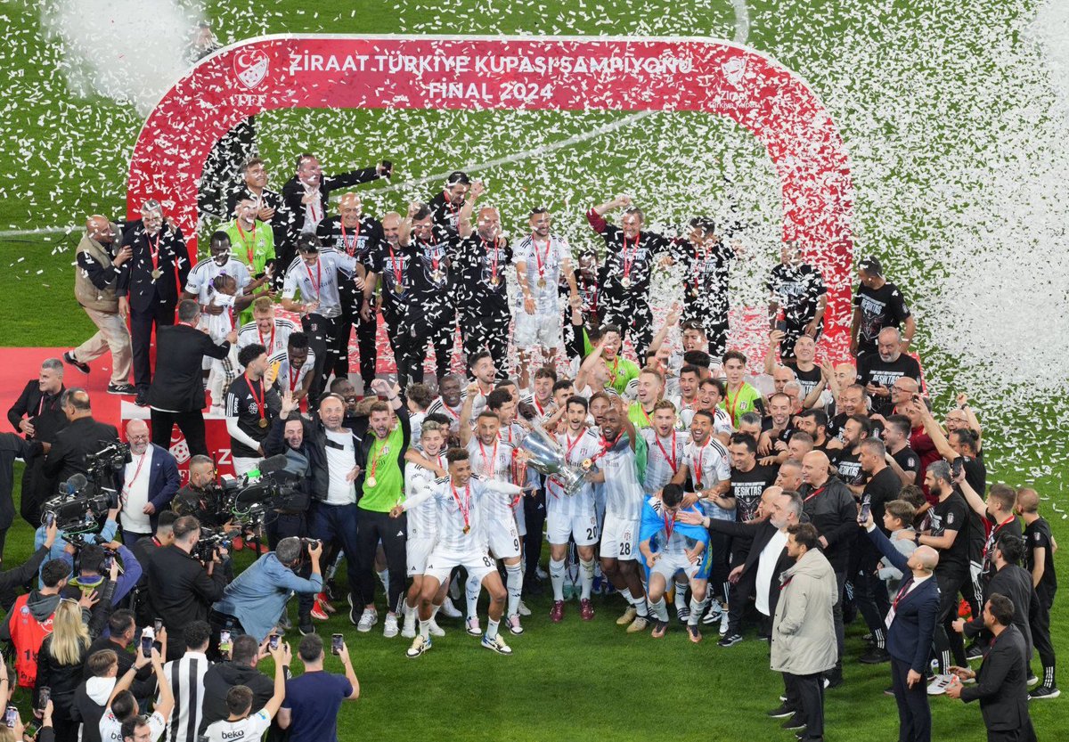 Ziraat Türkiye Kupasını kazanan <a href="/Besiktas/">Beşiktaş JK</a> futbol takımını ve camiasını kutluyorum🏆

Avrupa Kupalarında başarılar diliyorum.🇹🇷