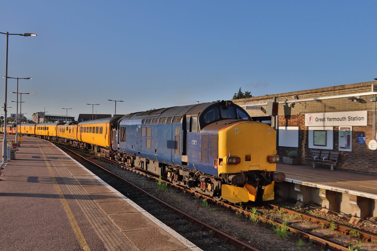 @ColasRailUK 37175 & #HNRC 37612 stands at Great Yarmouth awaiting to depart back to Norwich with 1Q98 PLPR1.
23/05/24
#class37 #colasrail