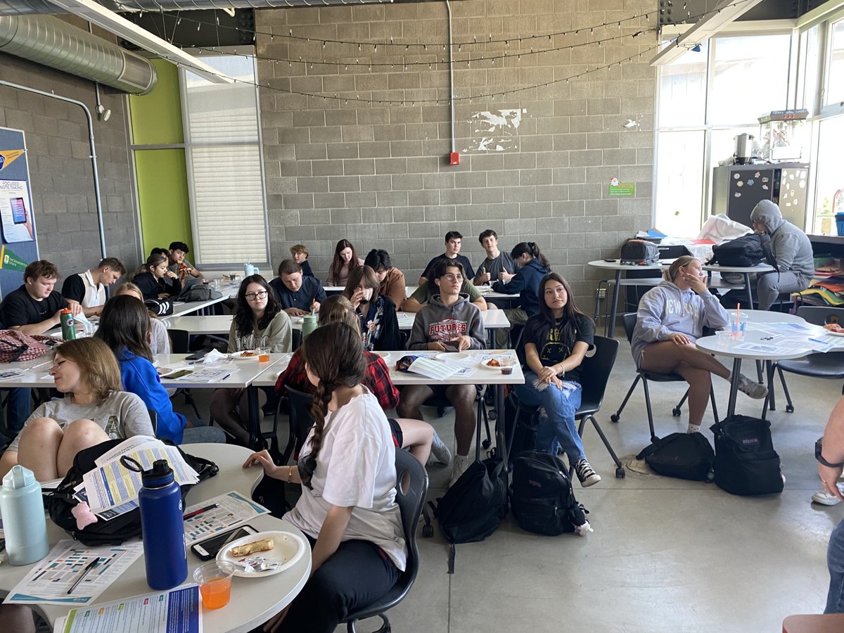 Futures14580014's tweet photo. Our Leadership class attended a SafeTalk workshop, learning about suicide prevention and how they can help each other and their peers. #GccLevelUp @GCC_Charters #ElevateOurImpact #UnleashingGreatness https://t.co/BkDxMbZDcF