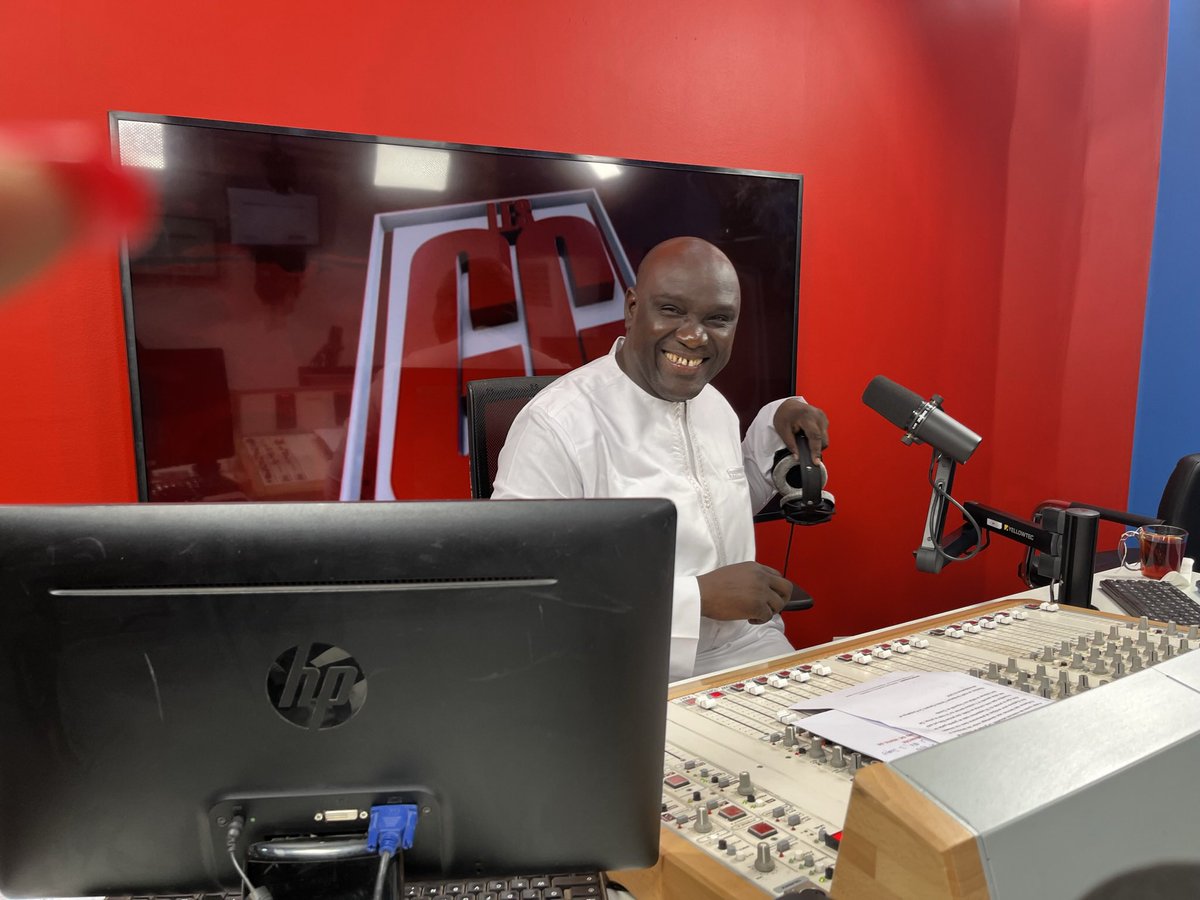 MariamTendou's tweet photo. Je veux dédier ce message à mon frère et ami Lamine Guirassy, patron du groupe @HadafoMedias , et à tous les patrons de presse des médias concernés en #Guinée, qui viennent de subir ce coup fatal de voir se voir retirer leurs licenses d’exploitation par les autorités du pays.  

Avant l’arrivée de @espacefm_gn @espaceTV_gn, que je me rappelle si bien que l’écosystème médiatique avait tant soif d’inspiration et de nouveaux modèles issus du privé! Je suis rentrée en Guinée en 2006, et c’est presque dans cette même période que j’ai vu @LamineGuirassy rentrer et construire son rêve, en posant une pierre à la fois. Un vrai champion parmi nos champions nationaux. 

En tant que militante et activiste qui porte depuis plusieurs années des plaidoyers publics, et qui a été reçue maintes fois par tous ces médias @DjomaMedia , @fimguinee , @EVASIONGUINEE1, j’avoue être consternée!

Car, je me suis appuyée maintes fois, comme tant d’autres, sur ces canaux très populaires et très suivis pour venir passer nos messages de sensibilisation !

Je réitère mon immense gratitude pour l’engagement de tous ceux et celles au sein de la corporation des médias et des journalistes professionnels à donner de la place aux problématiques sociales et économiques qui touchent les populations. 

A M. GUIRASSY, comme à tous les patrons de presse, et toutes leurs équipes de journalistes, de techniciens/nes, je vous dis MERCI à tous et toutes pour votre engagement à servir les publics guinéens . 

Nous ne l’oublierons pas! Et nous ne l’oublions certainement pas en ces moments troubles! C’est à nous de rappeler à tous et à toutes votre importance dans notre quotidien!

En toute solidarité! 
——

Voici quelques images dans les studios de @espace_gg avec les journalistes de la matinale après une de mes visites! 

#FreeGuinee
#LiberezlaPresseEnGuinee 
@moussayerobah @MaadjouDT @SyllaPoutine @FacelyKonate1 @MillimonoDjiba @zachariemills2