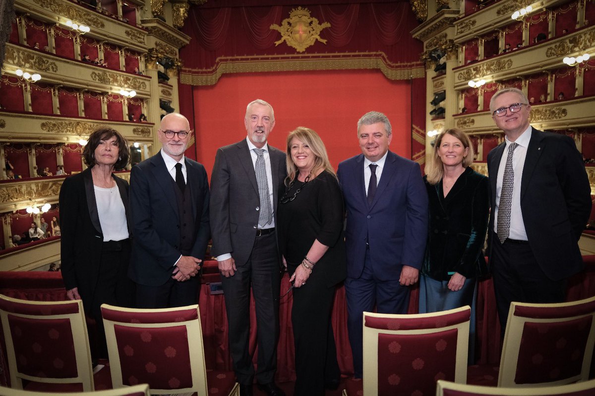 r_bertollini's tweet photo. Una serata indimenticabile #soldout al @teatroallascala #labayadère raccolta fondi a favore #fondazioneospedaleniguarda https://t.co/57Da9JbVOp
