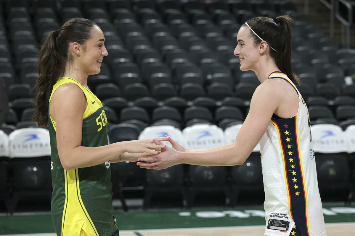 lessiirusso's tweet photo. “I’m very happy with the fact that I got to play my first game against her,” Nika Muhl said. “I love Caitlin. We had a lot of fun at the draft together. [...] you hate everybody on the floor, you want to compete, but outside we’re all good friends and we support each other.” https://t.co/aX4mf81jKK